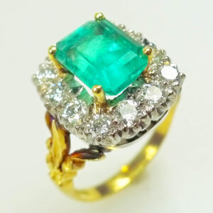 Women’s Emerald & Diamond Ring